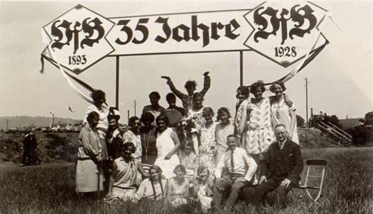 Damenmannschaft 8. Juli 1928 beim 35 jährigen VfB Jubiläum nach einem 2:1 Sieg gegen Göppingen